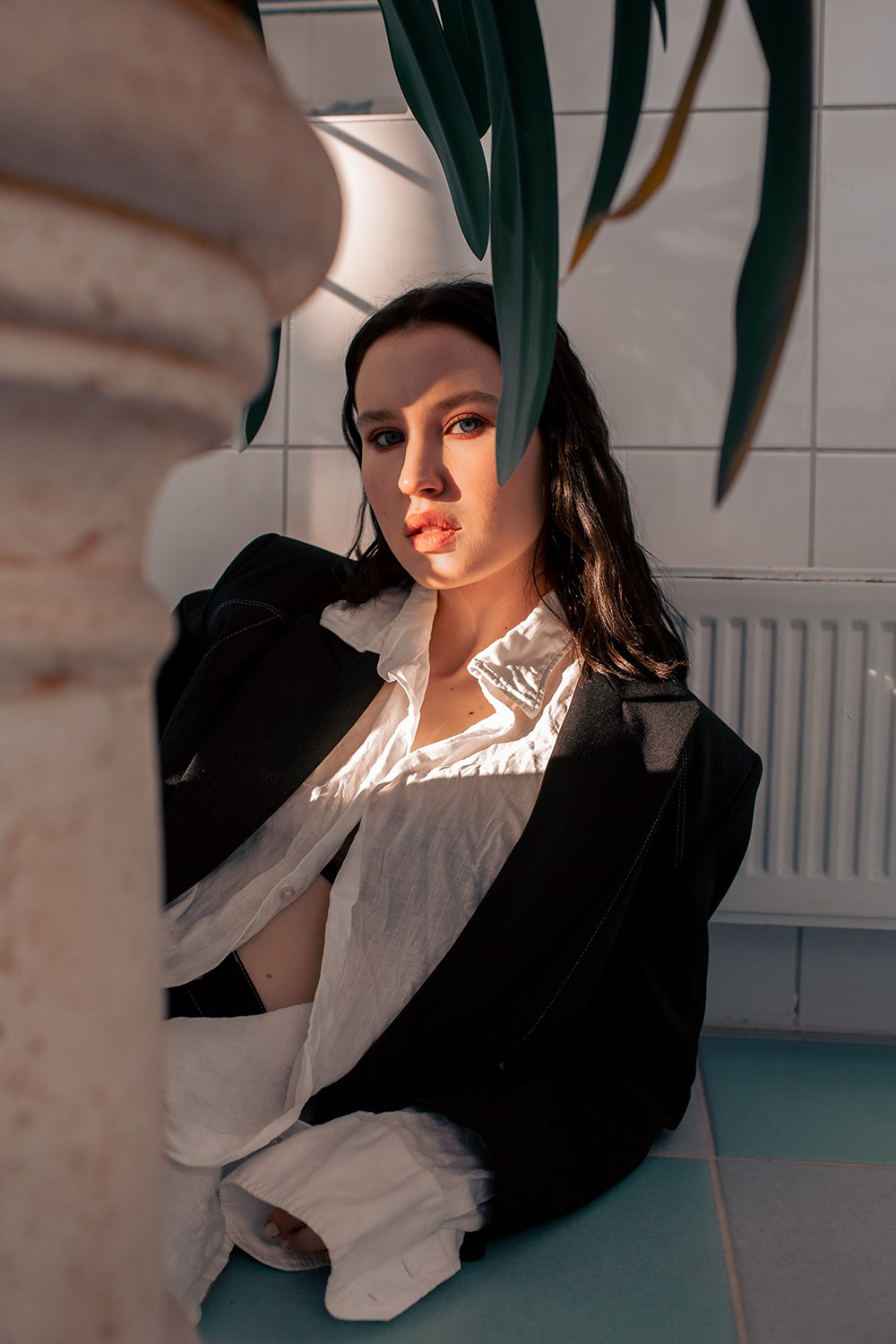 Девушка лежит в доме на кафельном полу