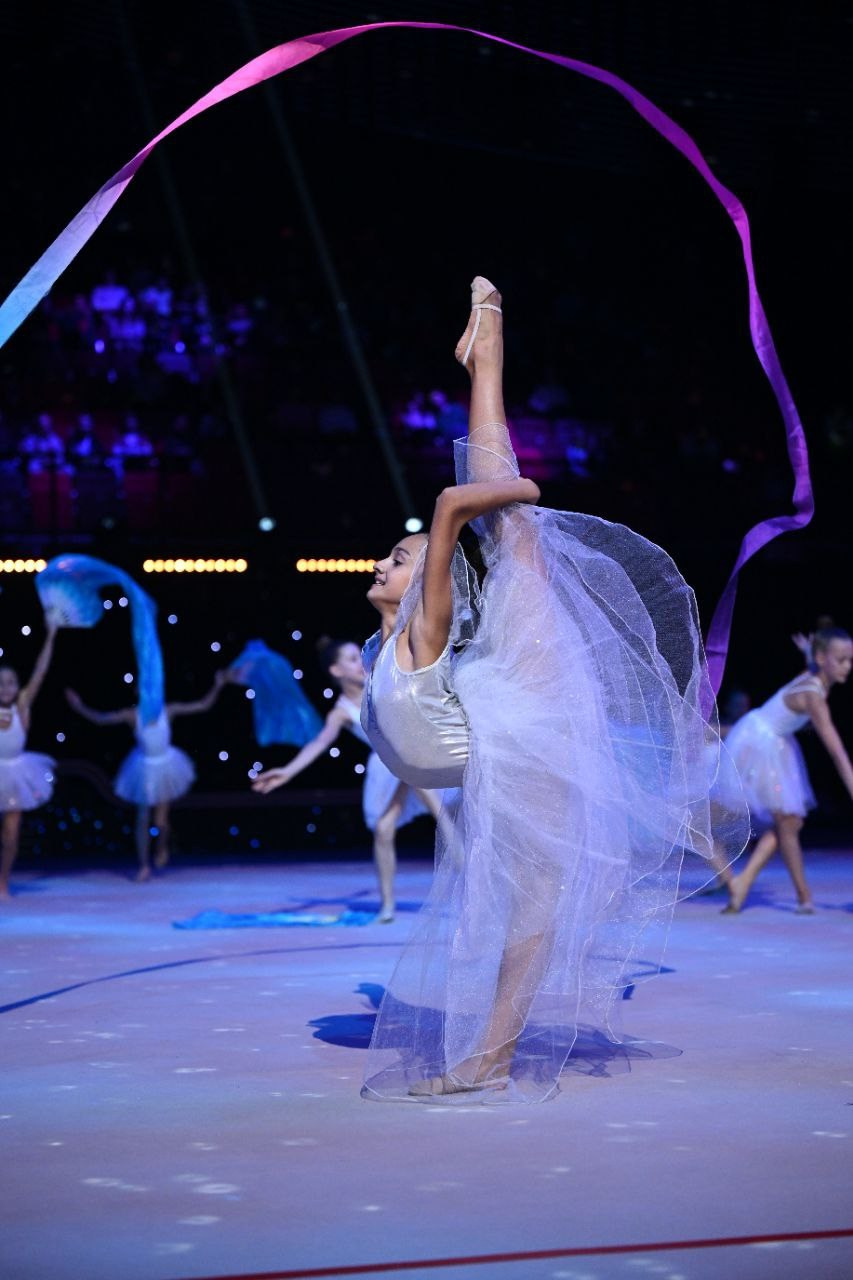 С 24 по 28 октября 2023 года во Дворце гимнастики ИриныВинер-Усмановой состоялся традиционный праздник гимнастики: XII Московскийоткрытый Фестиваль — номинация «Звездные дети».В фестивале приняли участие дети, занимающиеся спортом,вокалом, цирковым, танцевальным, эстрадным и другими видами искусства,обучающиеся в общеобразовательных организациях, организациях дополнительногообразования.Фестивальпроводился по следующим основным номинациям: Искусствогимнастики; Спорт имузыка; Гармониямузыки и движения;Краскиголоса и ритма;Мир образа в движении.Оценивали выступления номинантов Жюри Фестиваля, в составкоторого входили известные российские спортсмены, тренеры, авторитетныеспециалисты в области гимнастики, культуры, музыкального, хореографического ициркового искусства, общественные деятели.По итогам финального этапа были определены ЛауреатыФестиваля и отобраны лучшие коллективы и сольные исполнители для участия в Гала— спектакле Фестиваля-номинации «Звездные дети».Сценарий Гала — спектакля основан на сказочной истории«Хрустальный башмачок». В Гала — спектакле на одной сцене с детьми принялиучастие известные российские спортсмены, артисты театра, певцы и, конечно,номинанты и лауреаты Фестиваля.Директор нашего клуба Свирина Анна Викторовна принялаучастие в гала концерте и сыграла одну из главных ролей в спектакле. Так же вконцерте приняли участие девочки из наших филиалов с профессиональнопоставленным номером под руководством Екатерины Викторовны Свириной и ИнныОлеговна Самойловой.Наш номер занял первое место по баллам жюри и завоевалзвание лауреата в номинации «Спорт и Музыка»! Очень гордимсявыступлением наших спортсменок! Спасибо большое всем девочкам за проявленноеусердие на репетициях, а родителям за поддержку!Во время подготовки к данному мероприятию две воспитанницынашего клуба стали на год мудрее и отметили своё День рождения прямо во Дворцегимнастики, не отрываясь от тренировочного процесса!Хотим поздравить девочек:Самойловой Веронике 27 октября исполнилось 7 лет,Пантелеевой Милане 28 октября исполнилось 10 лет.Хотим пожелать им крепкого здоровья, побольше детскогосчастья ну и конечно же новых побег на соревнованиях!!!