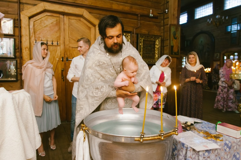 Крещение Церковь Иконы Божией Матери Казанской. Вырица. Фотограф на крещение в Санкт Петербурге