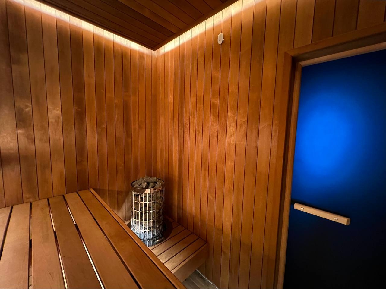 Компактная сауна в Вартемягах: термоольха, закарнизная подсветка, можжевеловое панно и крымское разнотравье. В пологе- Harvia Cilindro. SaunaTopMasters