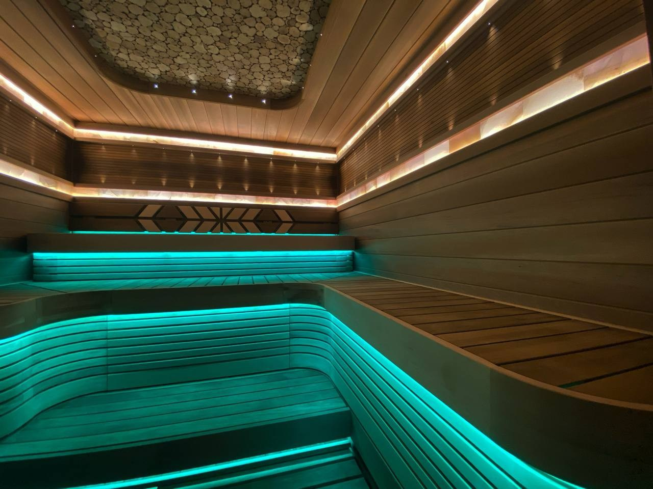 Реновация парной в МО: тёплая ольха, стильная термоотделка, сияние оптоволокна и солевые линии в изысканном дизайне. SaunaTopMasters