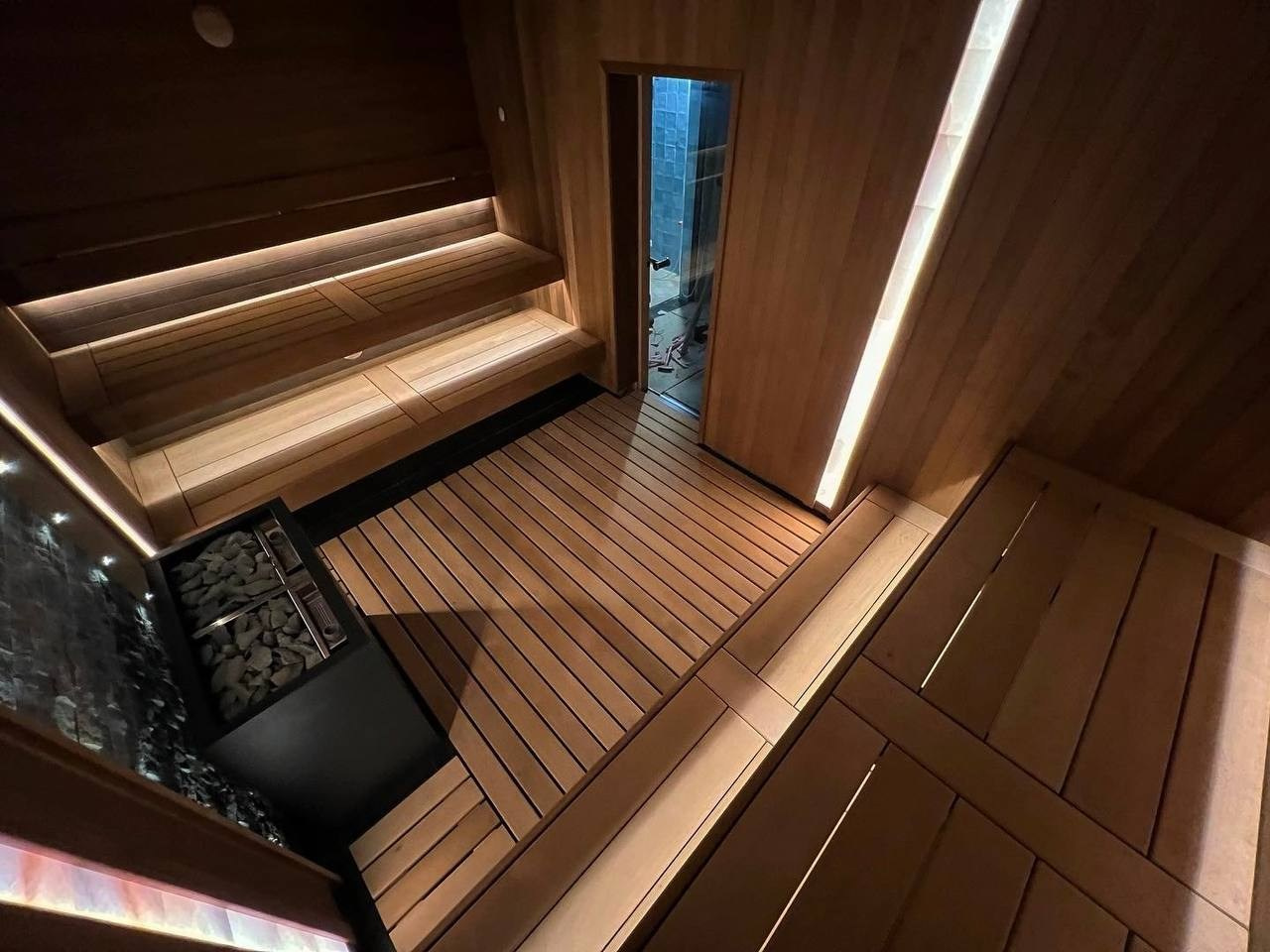 Идеально симметричная сауна в Репинской Усадьбе на базе мощной электрокаменки Harvia Virta HL. SaunaTopMasters