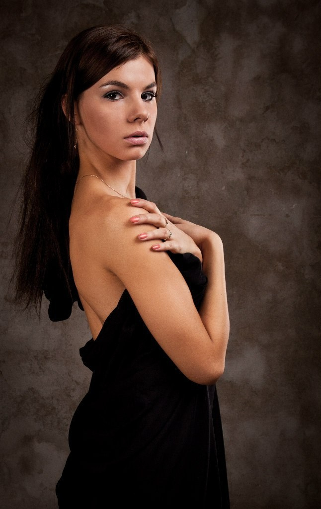 Модель при портретной фотосессии чувствует себя открыто и легко 