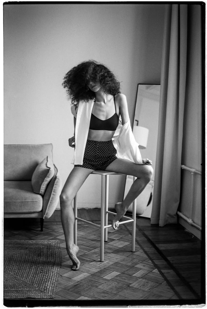 Фотосессия на плёнку СПб — чёрно-белый портрет девушки на стуле, винтажная атмосфера