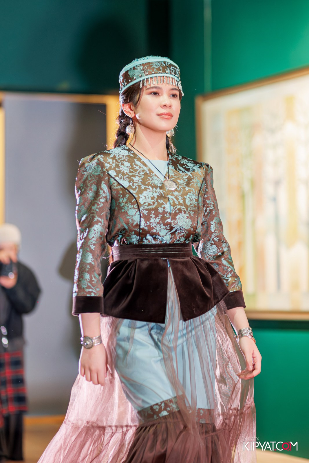 FASHION ПОКАЗ, КАЗАХСКОЙ НАЦИОНАЛЬНОЙ ОДЕЖДЫ. КИПЯТКОМ АЛМАТЫ!