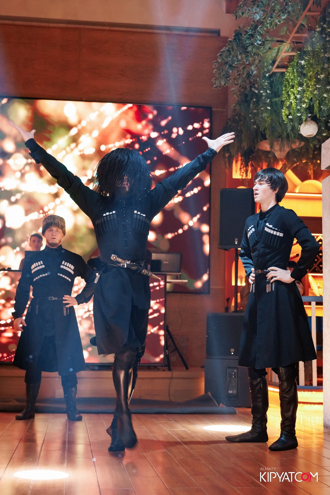 ГРУЗИНСКИЙ ДВОР НА КАБАНБАЙ БАТЫРА. КИПЯТКОМ АЛМАТЫ!