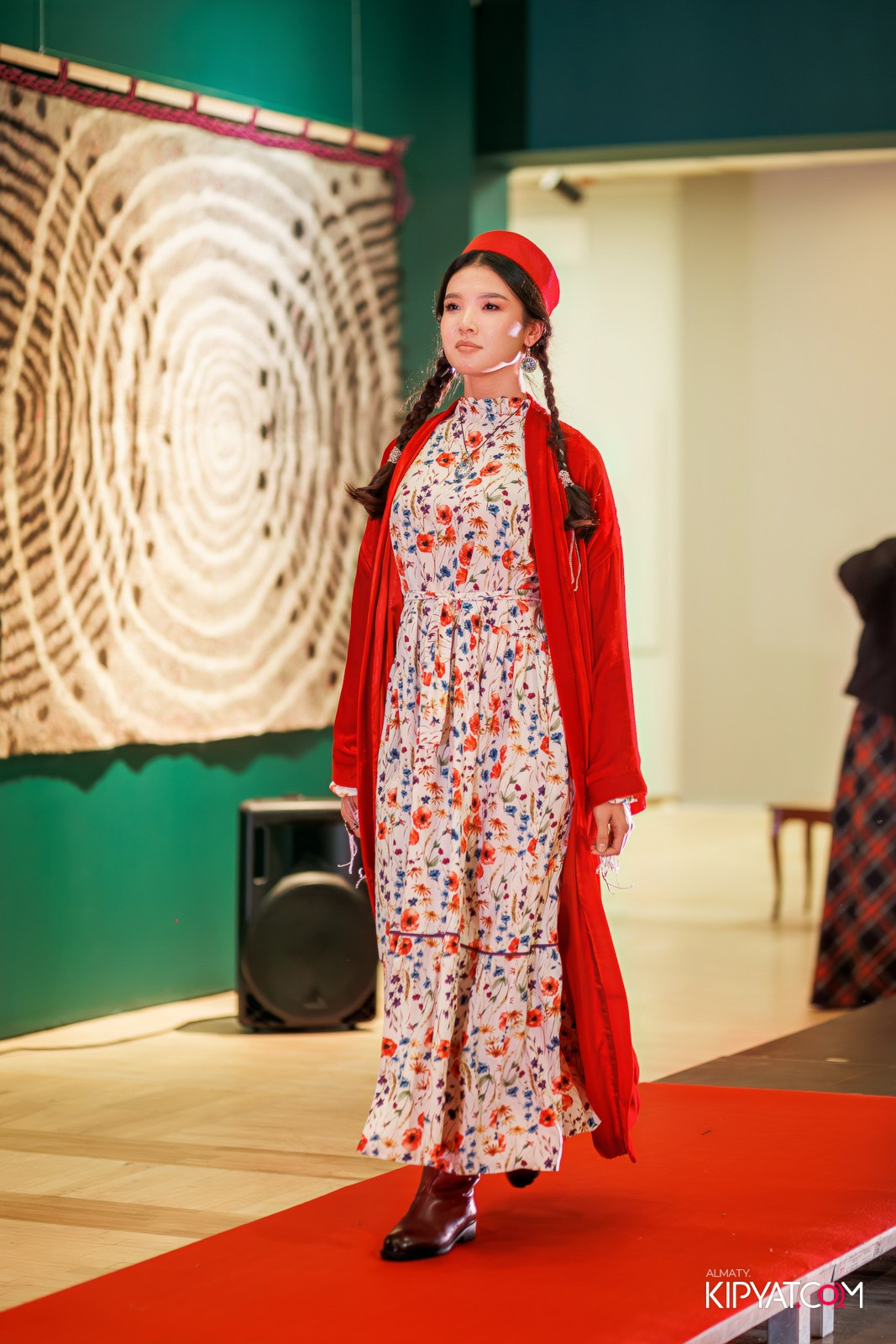 FASHION ПОКАЗ, КАЗАХСКОЙ НАЦИОНАЛЬНОЙ ОДЕЖДЫ. КИПЯТКОМ АЛМАТЫ!