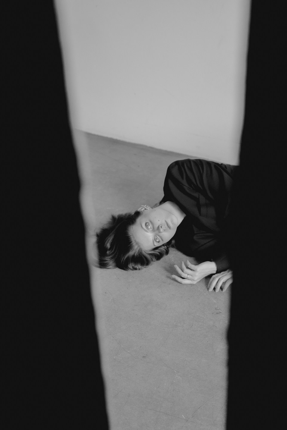 Кадр девушки лежашией на полу 