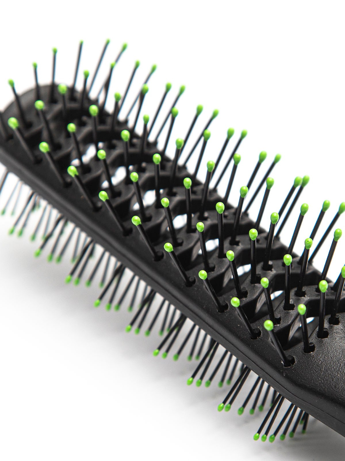 Предметная съёмка — расчёска для укладки Hairshop, чёрная с зелёными зубцами.