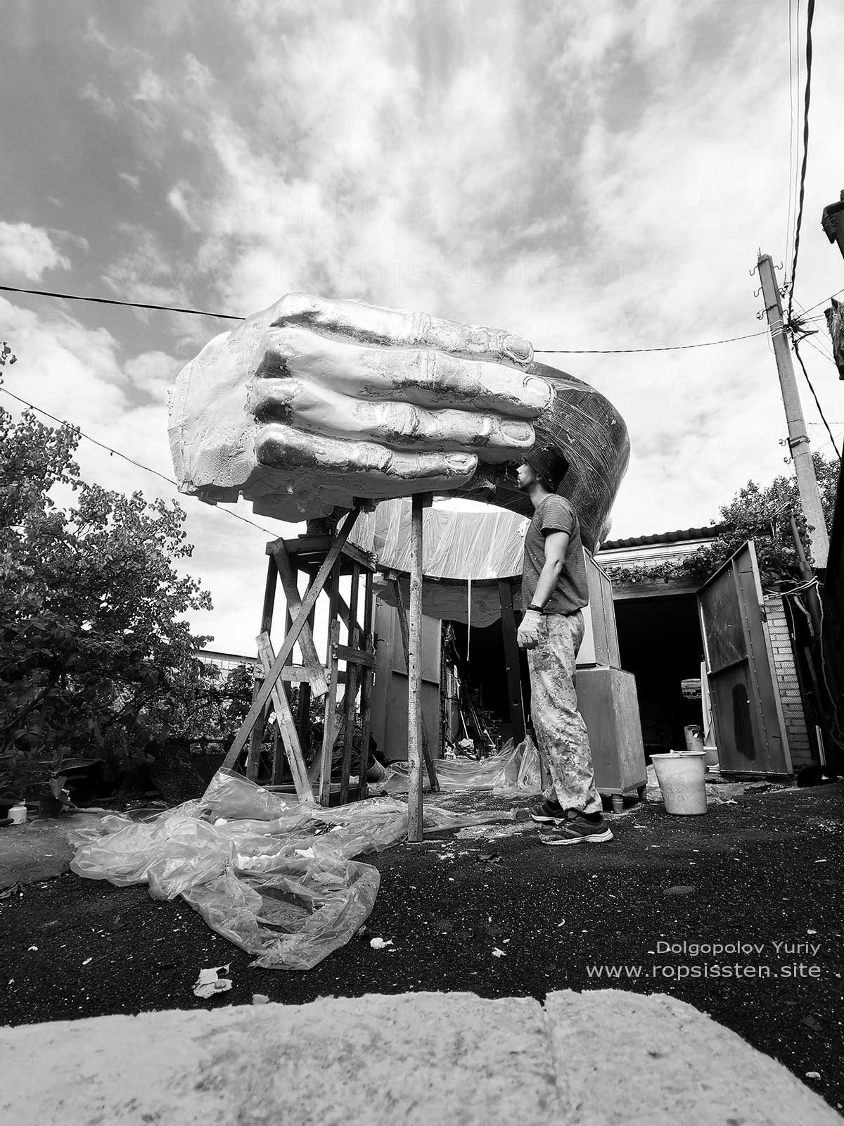 Скульптура золотые руки