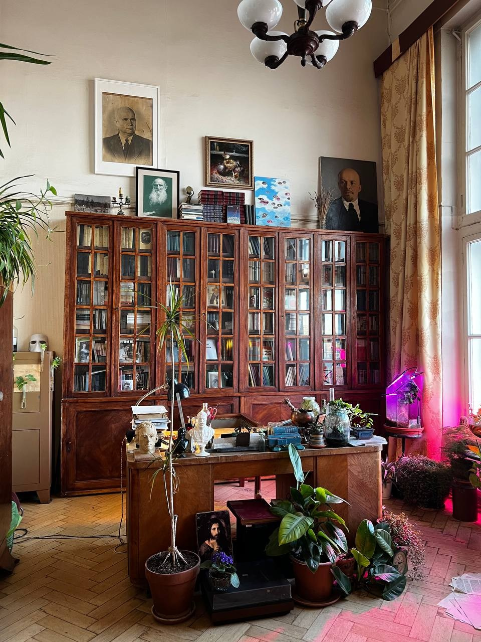 Выставка «Литературный этаж. 100 лет на крыше Дома Нирнзее». П&П — Полезное с Приятным. Фотоэкскурсии — Москва на память. Экскурсовод и фотограф в Москве. Увези столицу в своём альбоме!