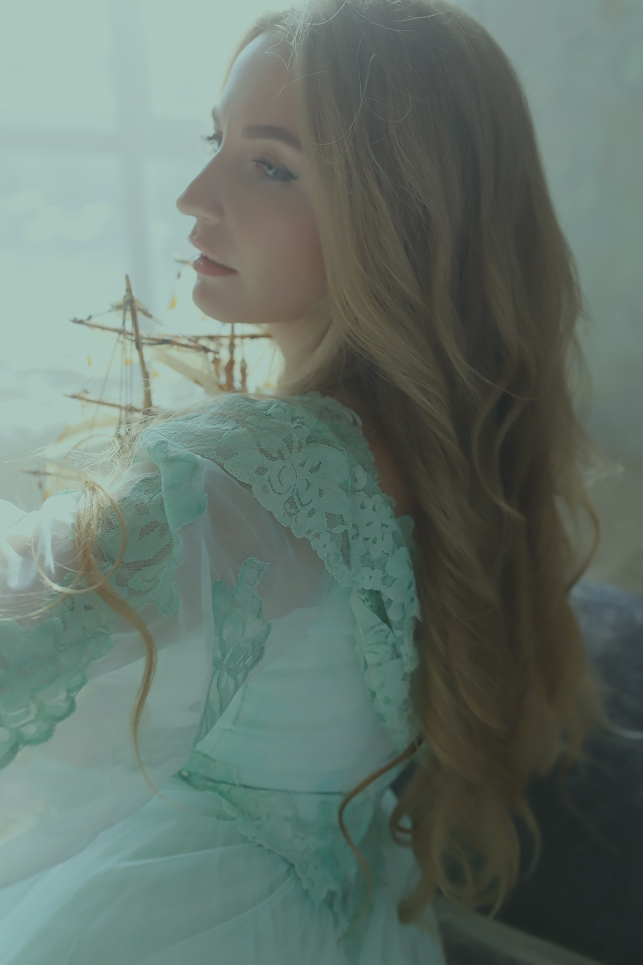 Девушка и море. Художественная винтажная фотография