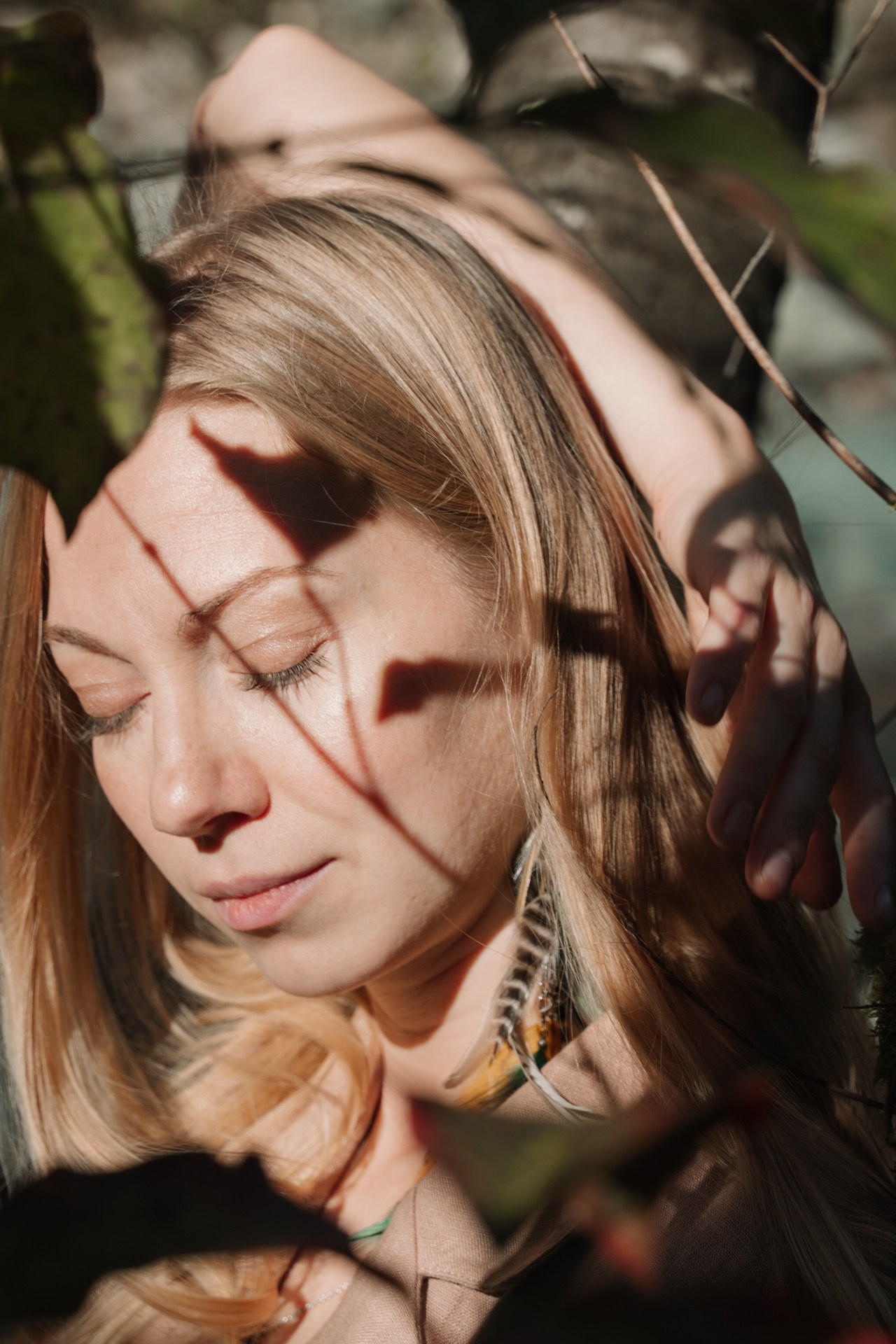 Фото портрет девушки с листьями 