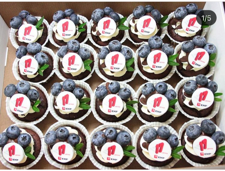 Капкейки фуршетные с логотипом. Katyasugarsugar капкейки, зефир, торты Москва