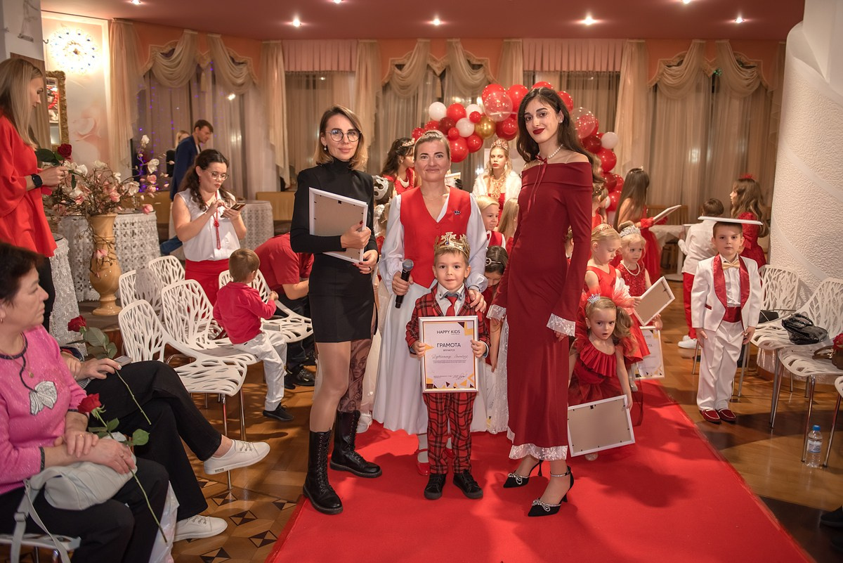 Выпускной в детской школе моделей HAPPYkids 2024. Семейный и коммерческий фотограф в Сочи Александр Бодунов