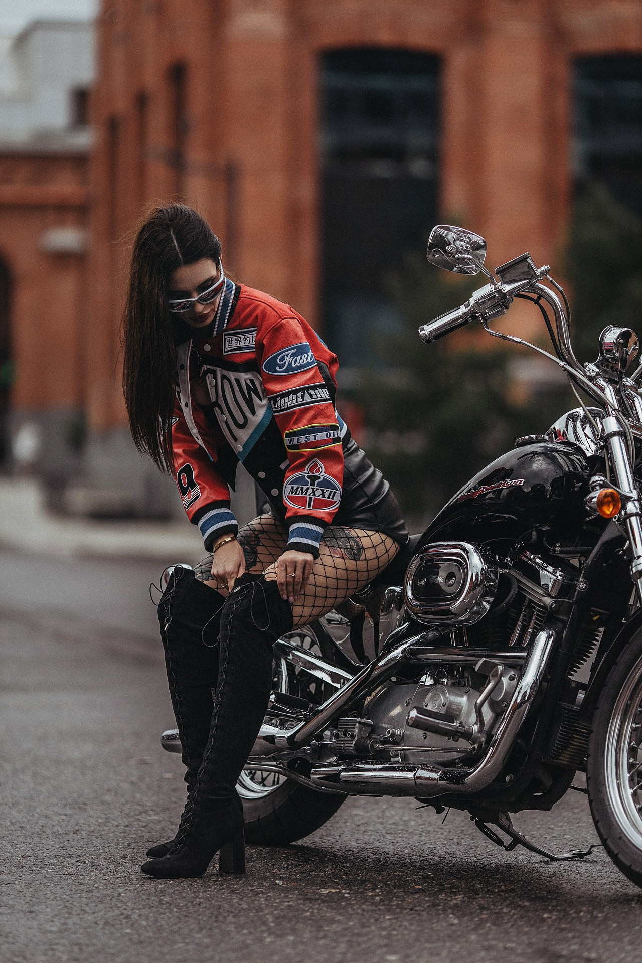 Фотосессия с байком на парковке. Семейный и детский фотограф в Москве Артём Жигурс