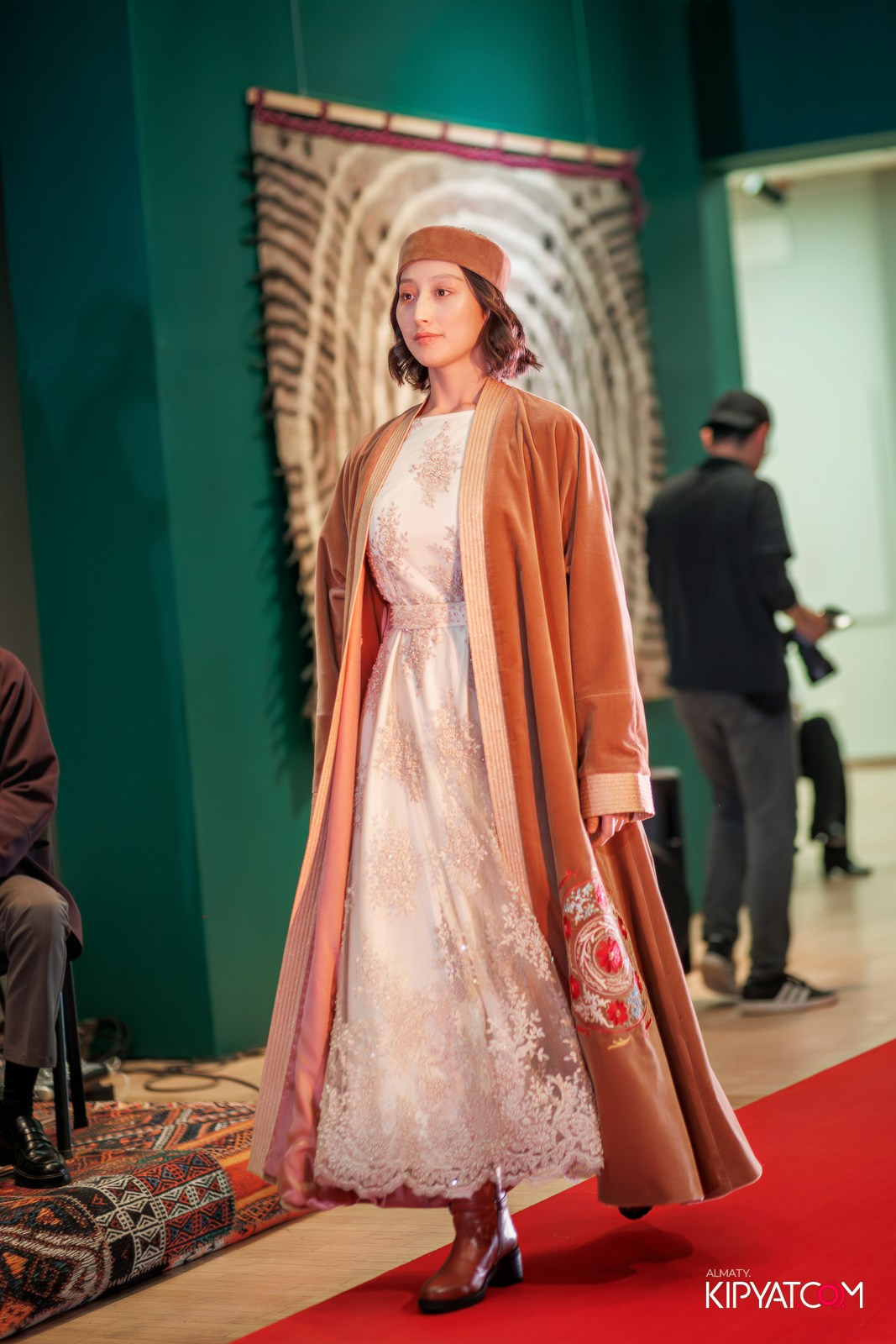 FASHION ПОКАЗ, КАЗАХСКОЙ НАЦИОНАЛЬНОЙ ОДЕЖДЫ. КИПЯТКОМ АЛМАТЫ!