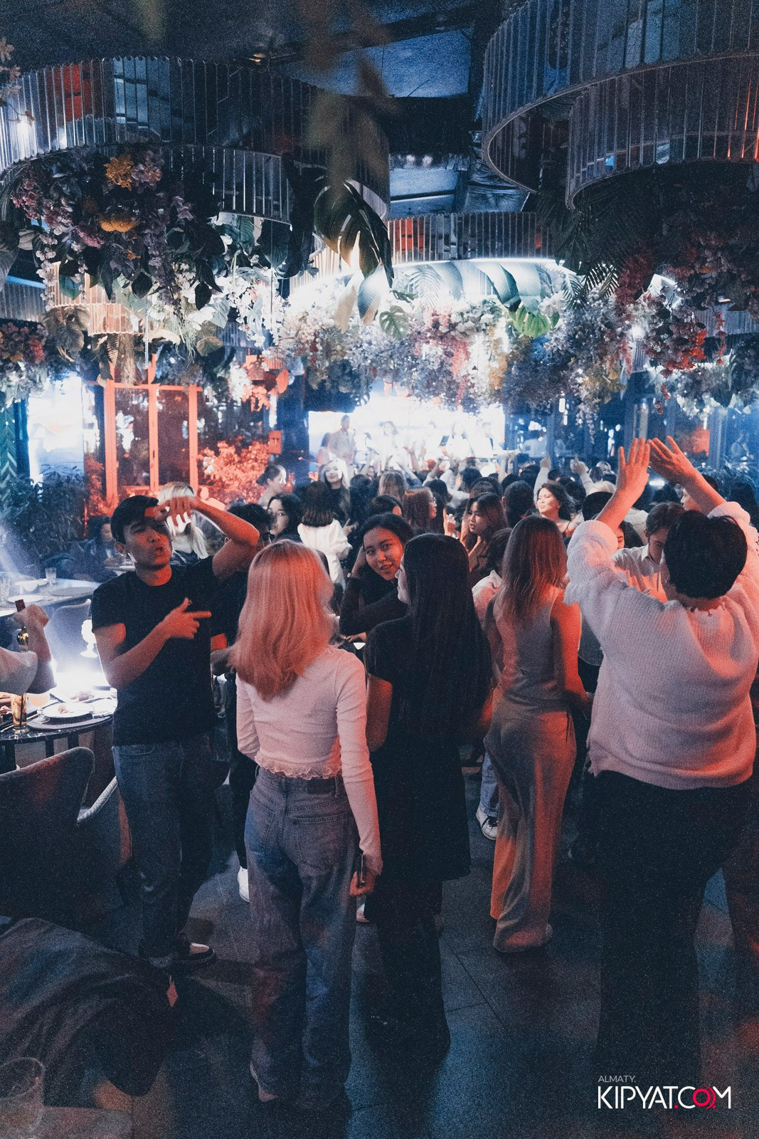 FRIENDS BAR & TERRACE. КИПЯТКОМ АЛМАТЫ!