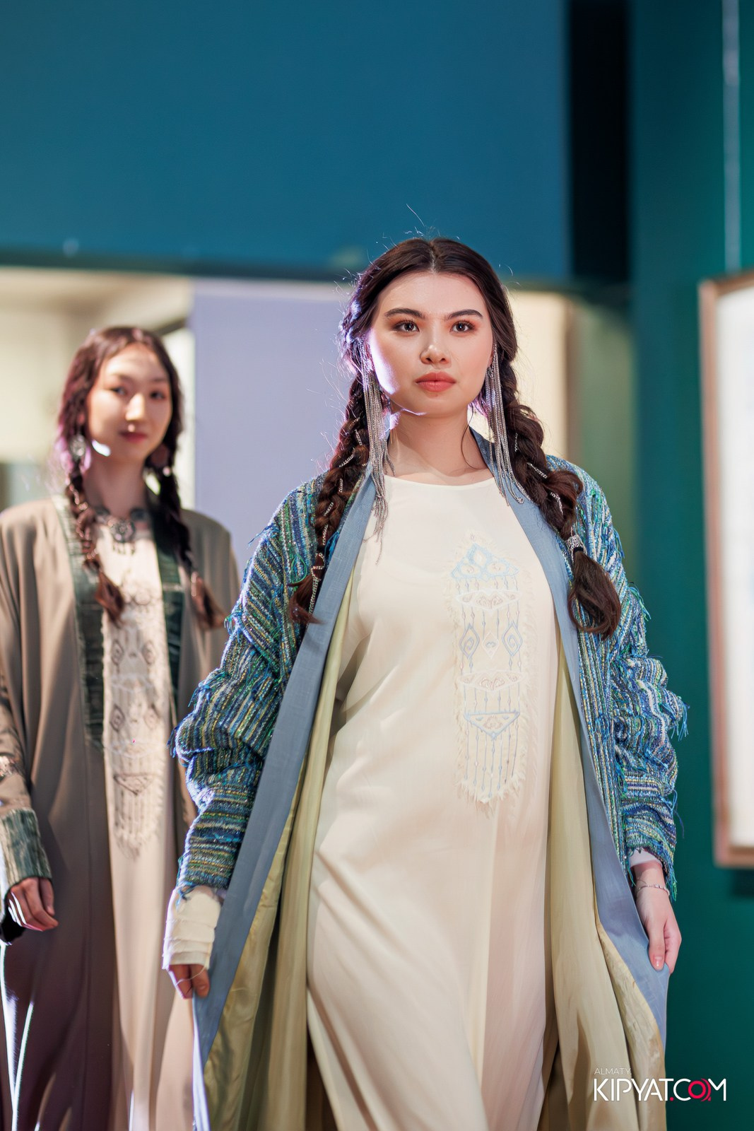 FASHION ПОКАЗ, КАЗАХСКОЙ НАЦИОНАЛЬНОЙ ОДЕЖДЫ. КИПЯТКОМ АЛМАТЫ!