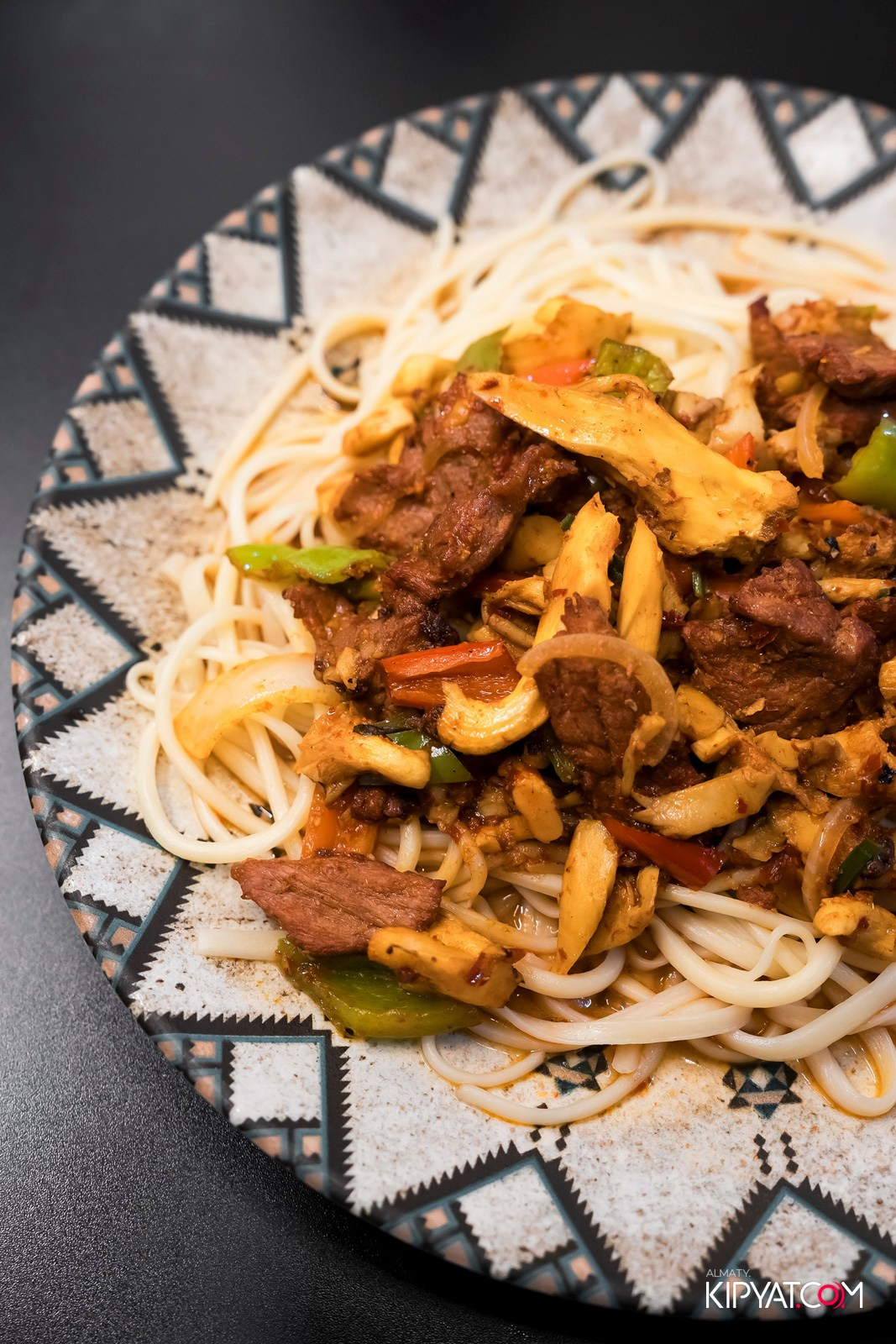 СЕМЕЙНЫЙ РЕСТОРАН BAZAAR. КИПЯТКОМ АЛМАТЫ!