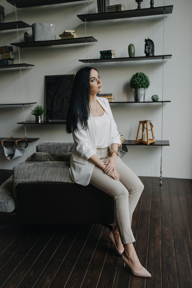 Руководитель юридической компании на фоне интерьера офиса.