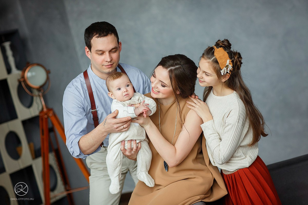 Семейная фотосессия в студии и дома Спб портфолио Насти Околот