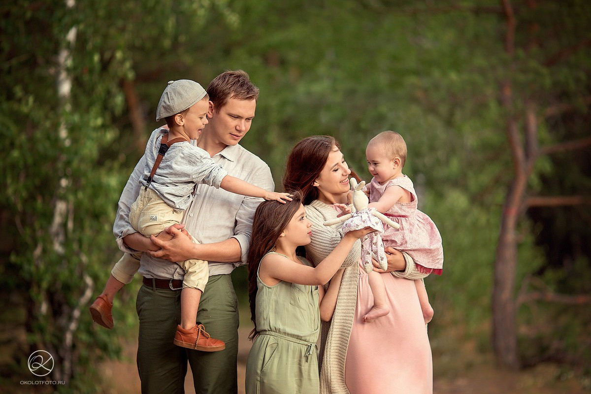 Фотосессия большой семьи на прогулке