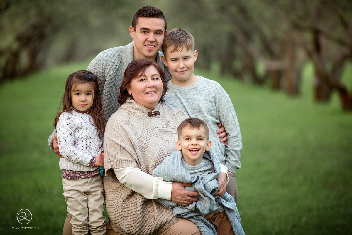 Фотосессия большой семьи на прогулке