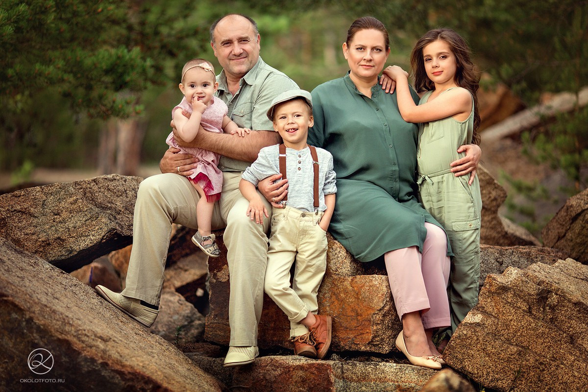 Фотосессия большой семьи на прогулке