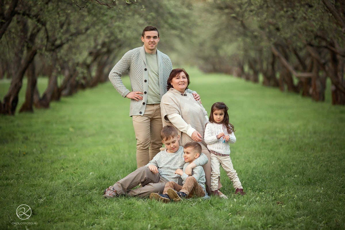 Фотосессия большой семьи на прогулке