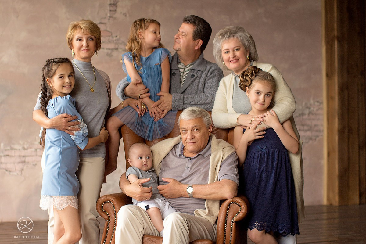 Фотосессия большой семьи в студии