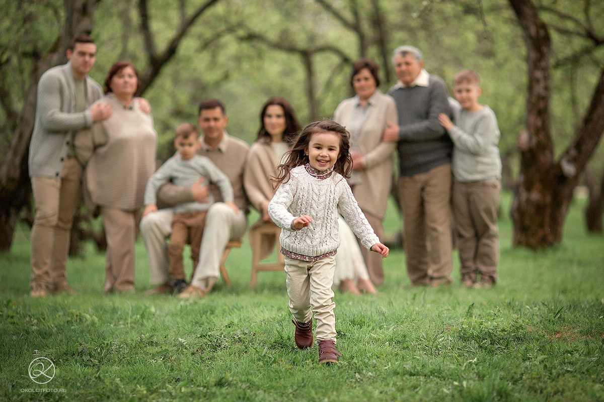 Фотосессия большой семьи на прогулке