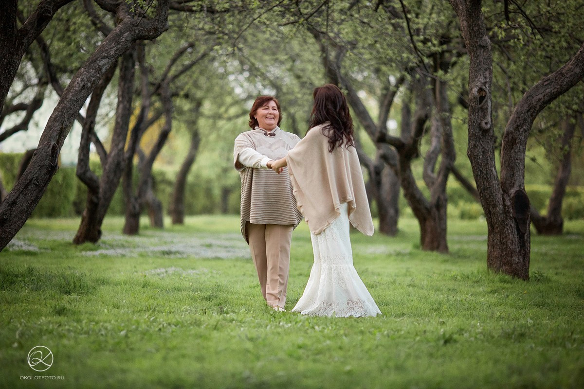 Фотосессия большой семьи на прогулке