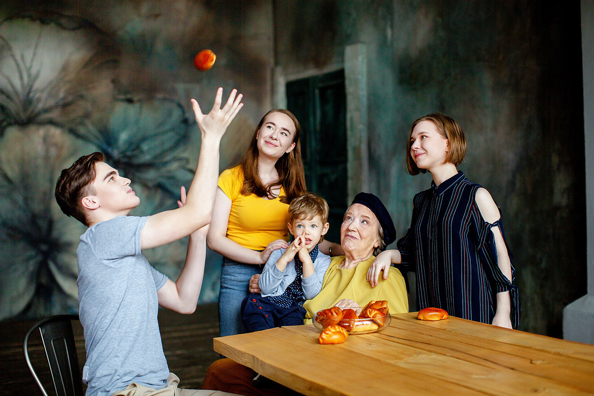 Семейная фотосессия в студии и дома Спб портфолио Насти Околот