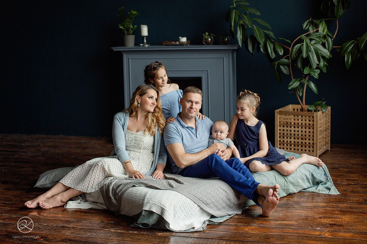 Фотосессия большой семьи в студии