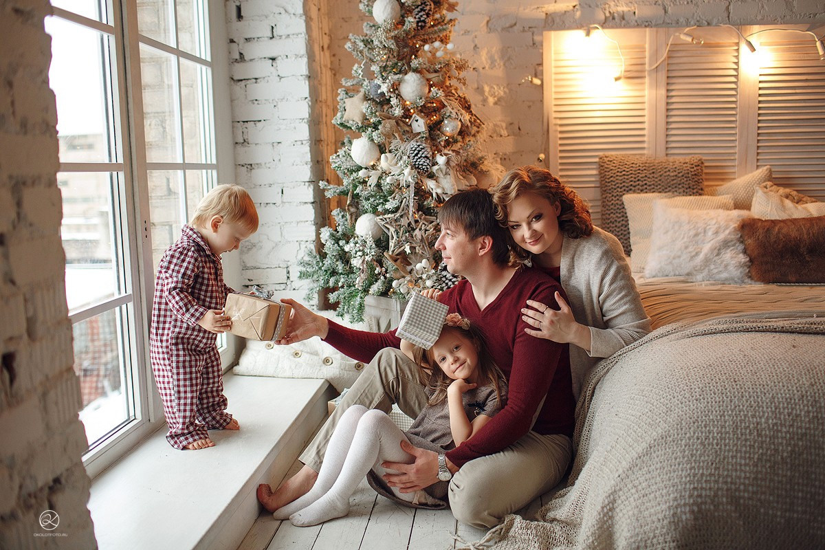 Семейная фотосессия в студии и дома Спб портфолио Насти Околот