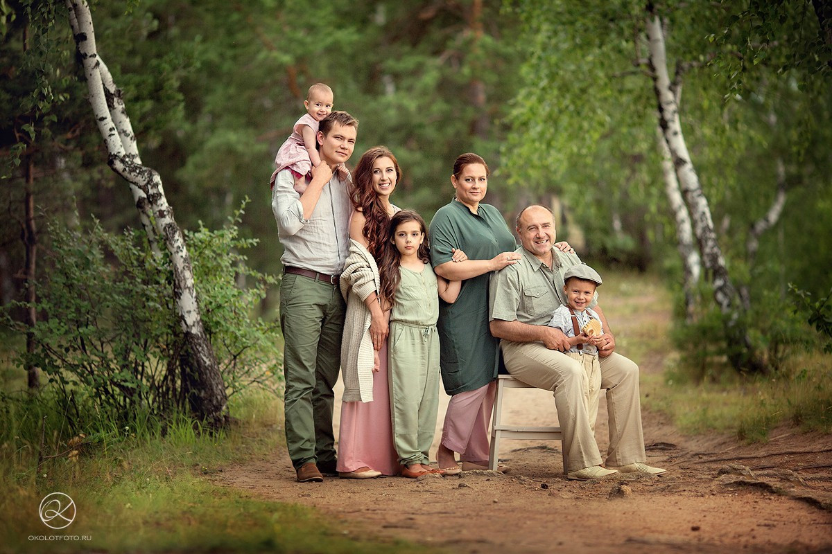 Фотосессия большой семьи на прогулке