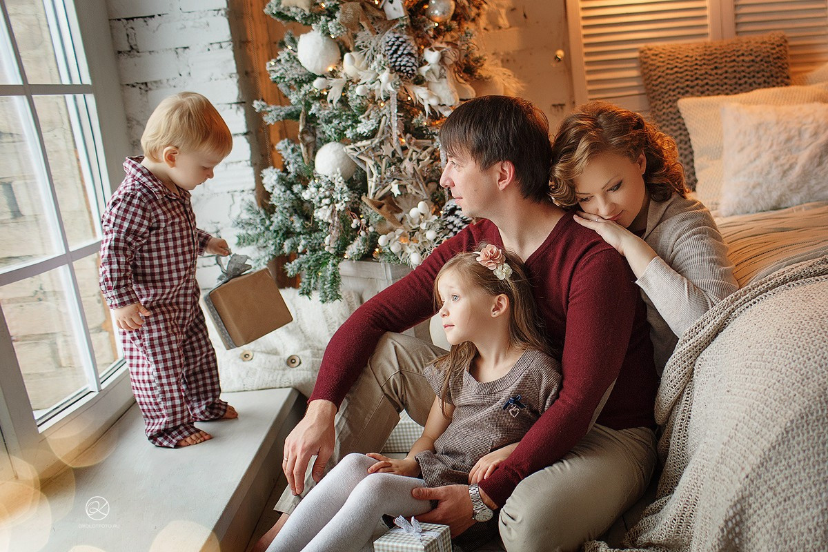Семейная фотосессия в студии и дома Спб портфолио Насти Околот
