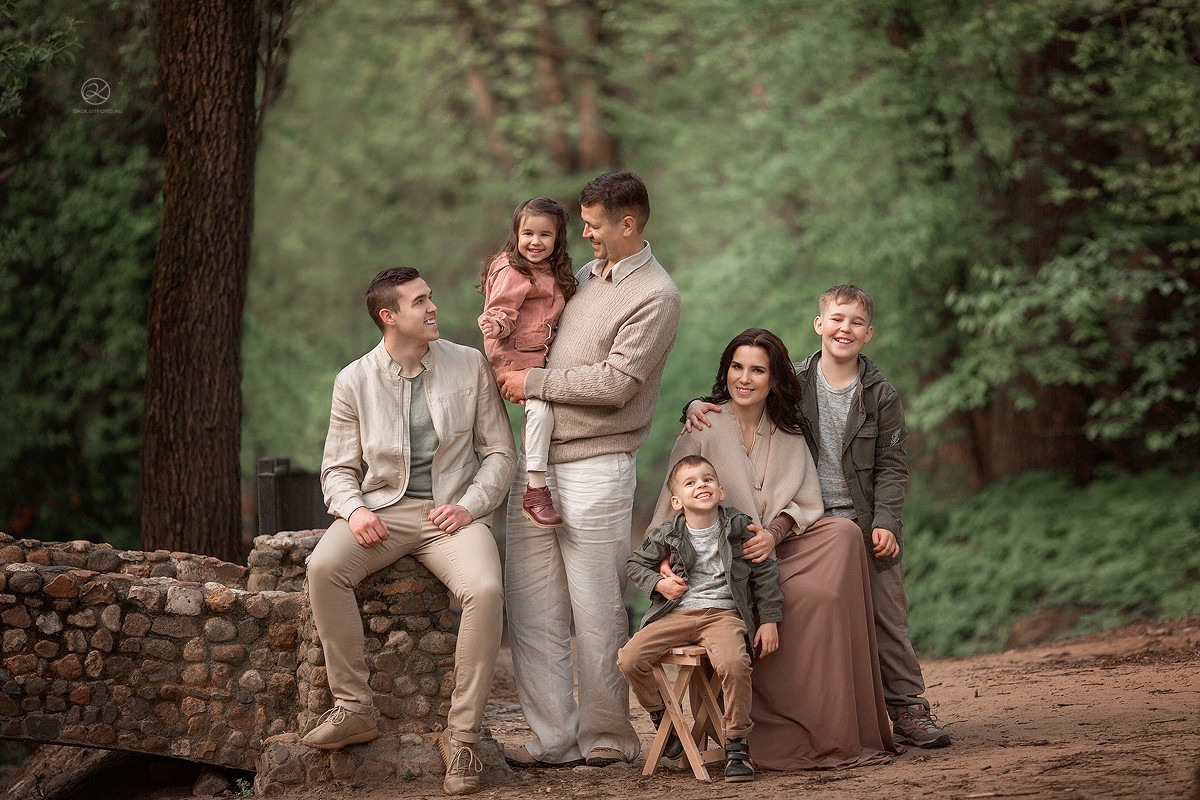 Фотосессия большой семьи на прогулке