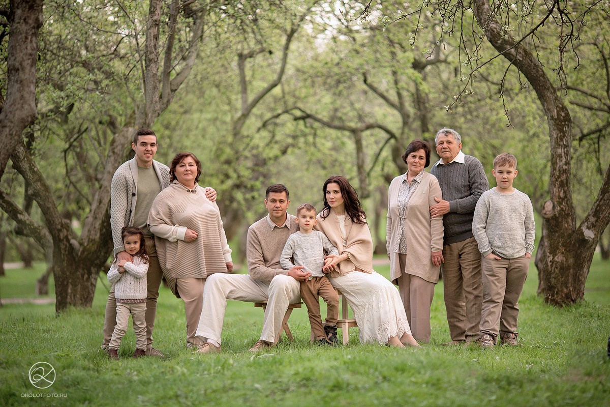 Фотосессия большой семьи на прогулке