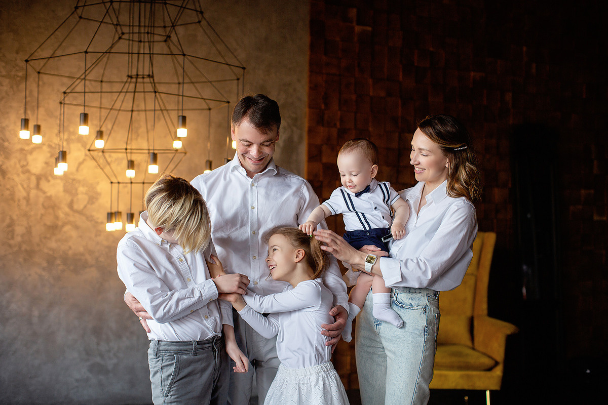 Семейная фотосессия в студии и дома Спб портфолио Насти Околот