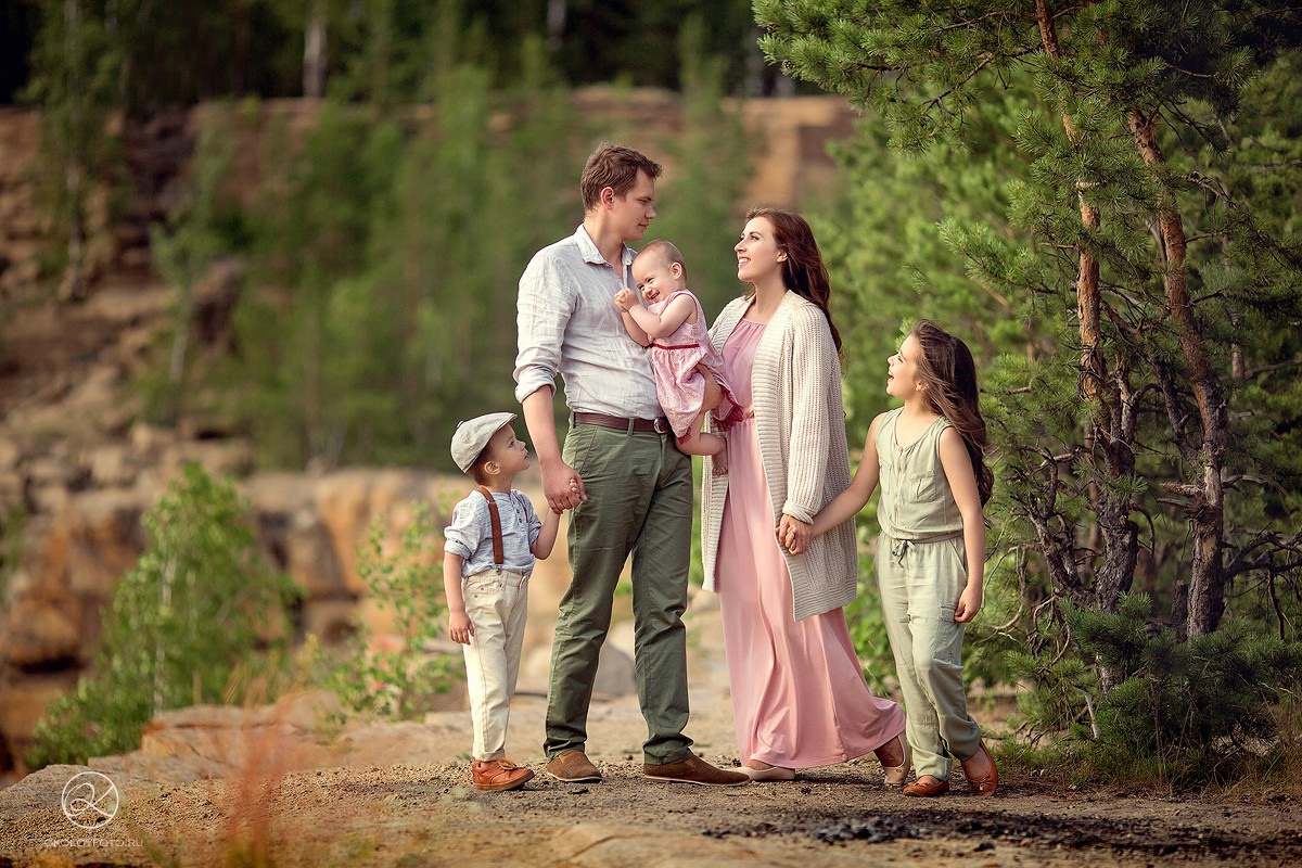 Фотосессия большой семьи на прогулке