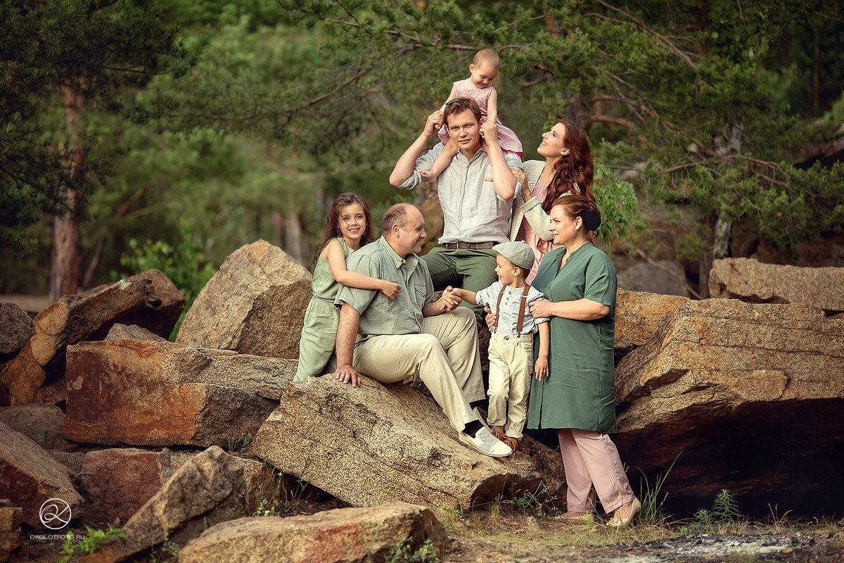 Фотосессия большой семьи на прогулке