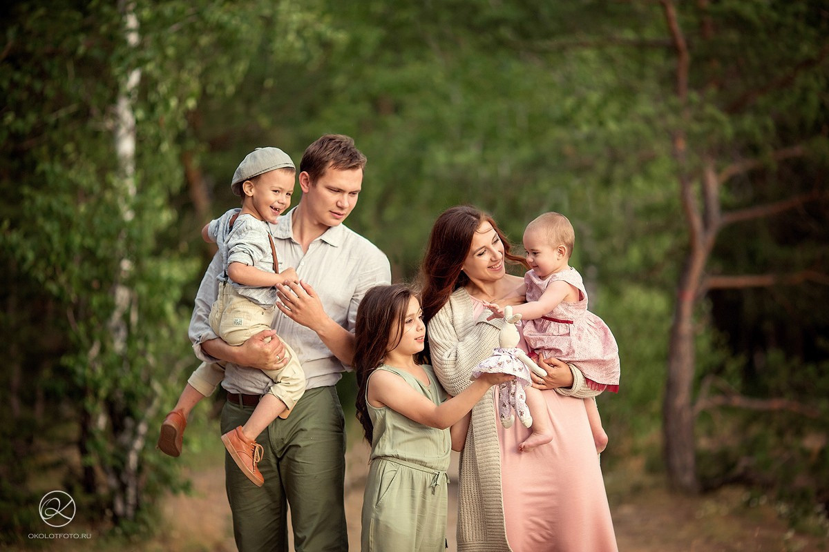 Фотосессия большой семьи на прогулке