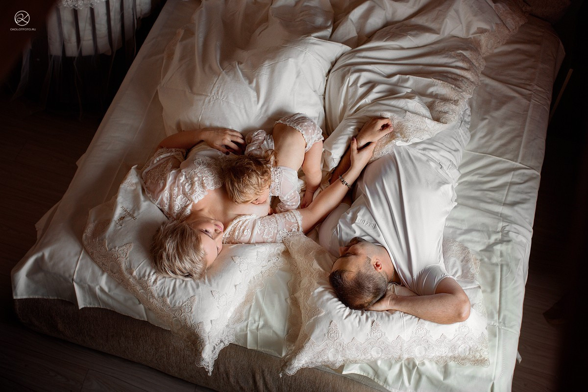 Семейная фотосессия в студии и дома Спб портфолио Насти Околот