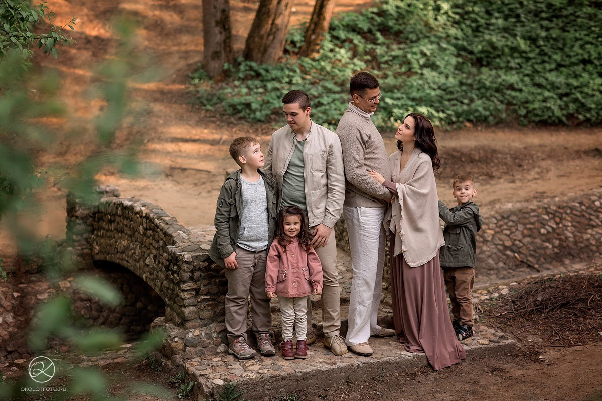 Фотосессия большой семьи на прогулке