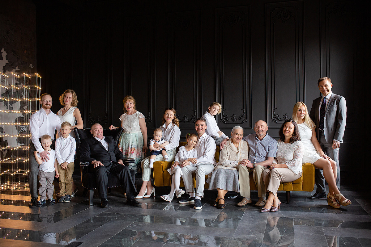 Семейная фотосессия в студии и дома Спб портфолио Насти Околот