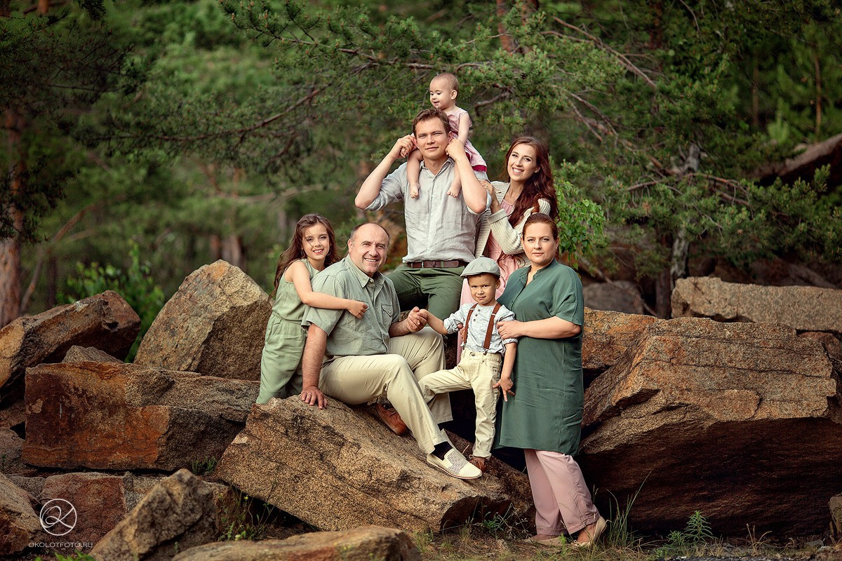 Фотосессия большой семьи на прогулке