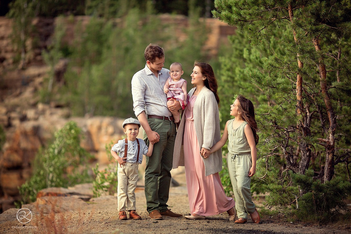 Фотосессия большой семьи на прогулке