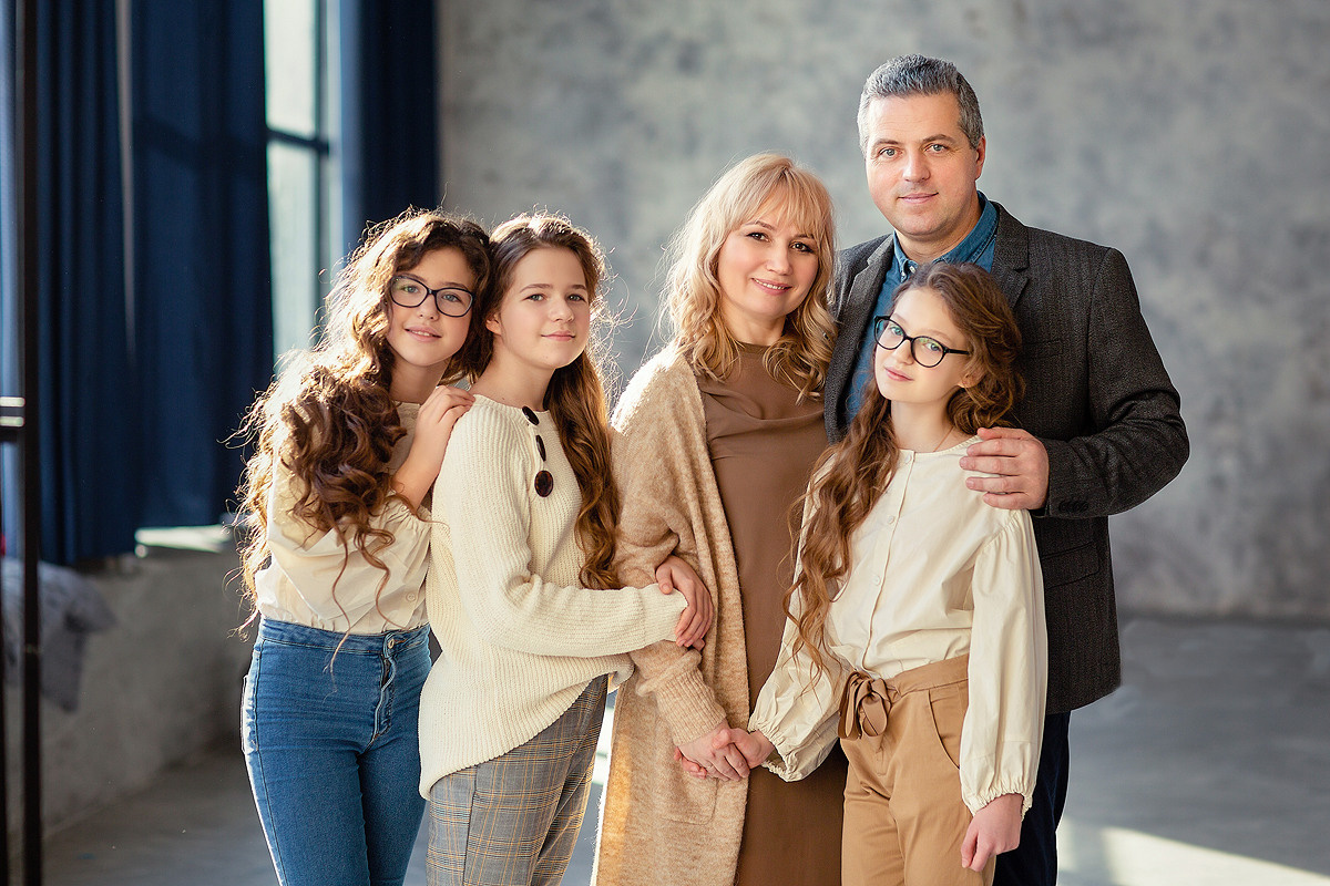 Семейная фотосессия в студии и дома Спб портфолио Насти Околот